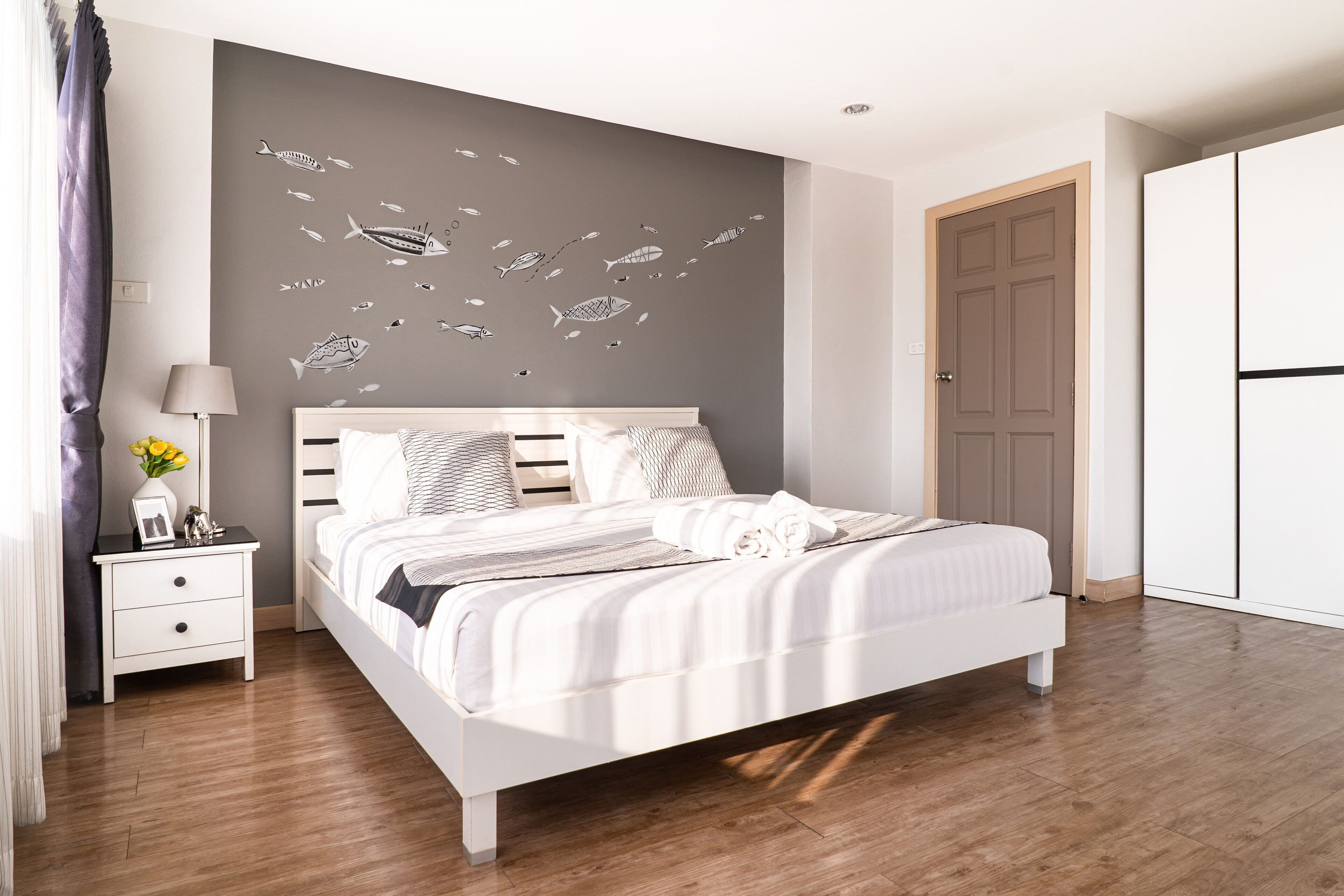 2 bedrooms apartment, sea view | minibar, in-room safe, individually decorated, desk