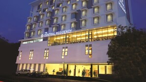 Un hotel de varios pisos con un cartel que dice "The Central Residency".