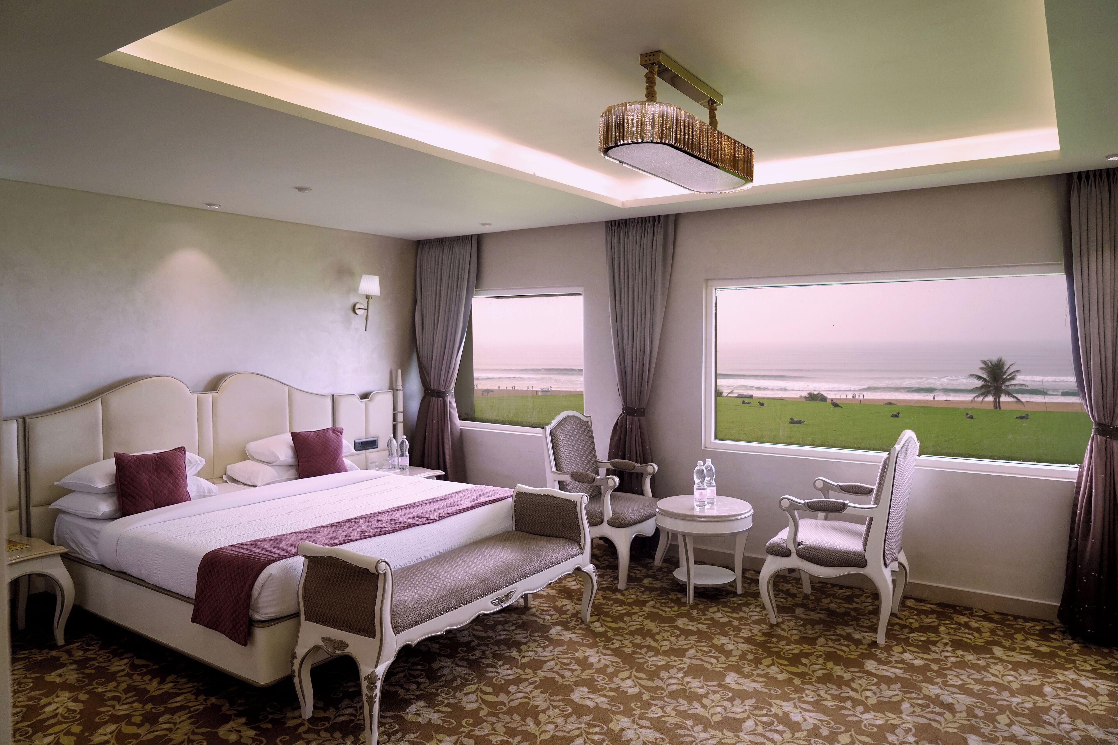 Caja de seguridad en la habitación, escritorio y ropa de cama 