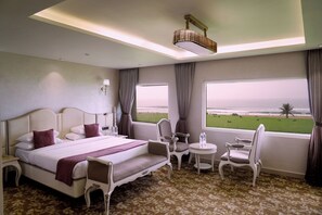 Royal Studio Suite, 1 Bedroom, Bathtub, Sea View | In-room safe, desk, bed sheets - Hotel Holiday Resort (Puri)