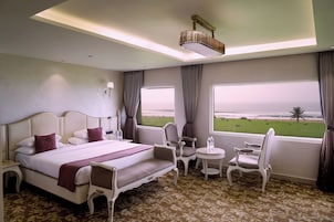 Royal Studio Suite, 1 Bedroom, Bathtub, Sea View | In-room safe, desk, soundproofing, bed sheets
