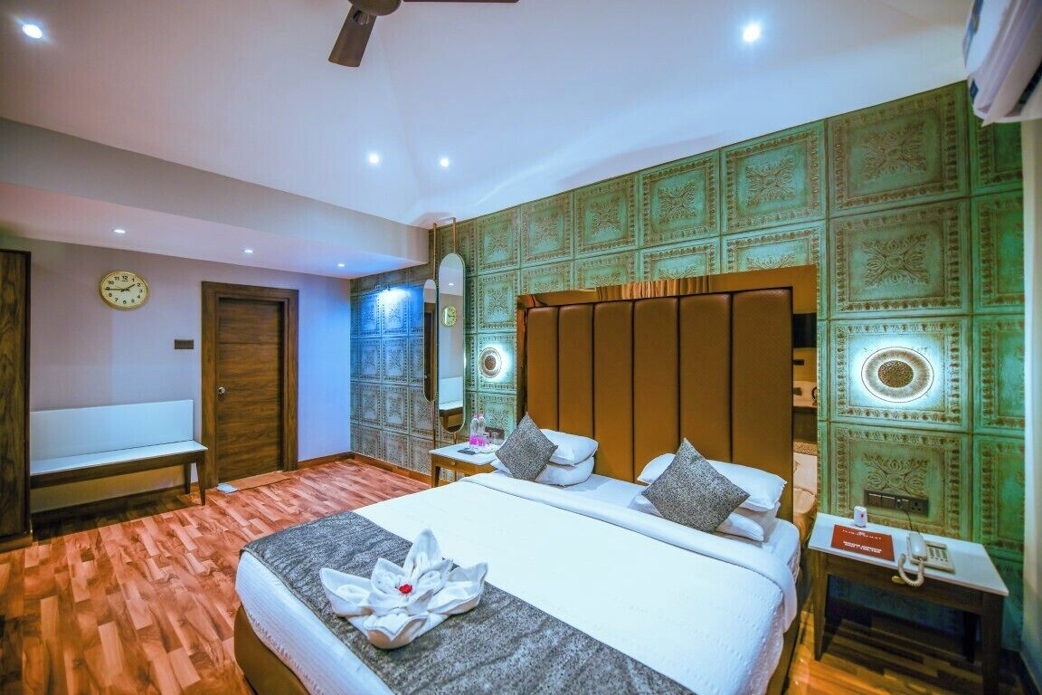 Premium Room, 1 Bedroom, Refrigerator | In-room safe, desk, bed sheets