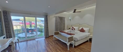 Suite présidentielle, 1 chambre, baignoire, vue sur la mer | Coffre-fort, bureau, literie fournie