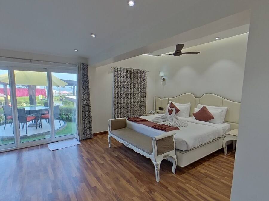 Presidential Suite, 1 Bedroom, Bathtub, Sea View | In-room safe, desk, bed sheets