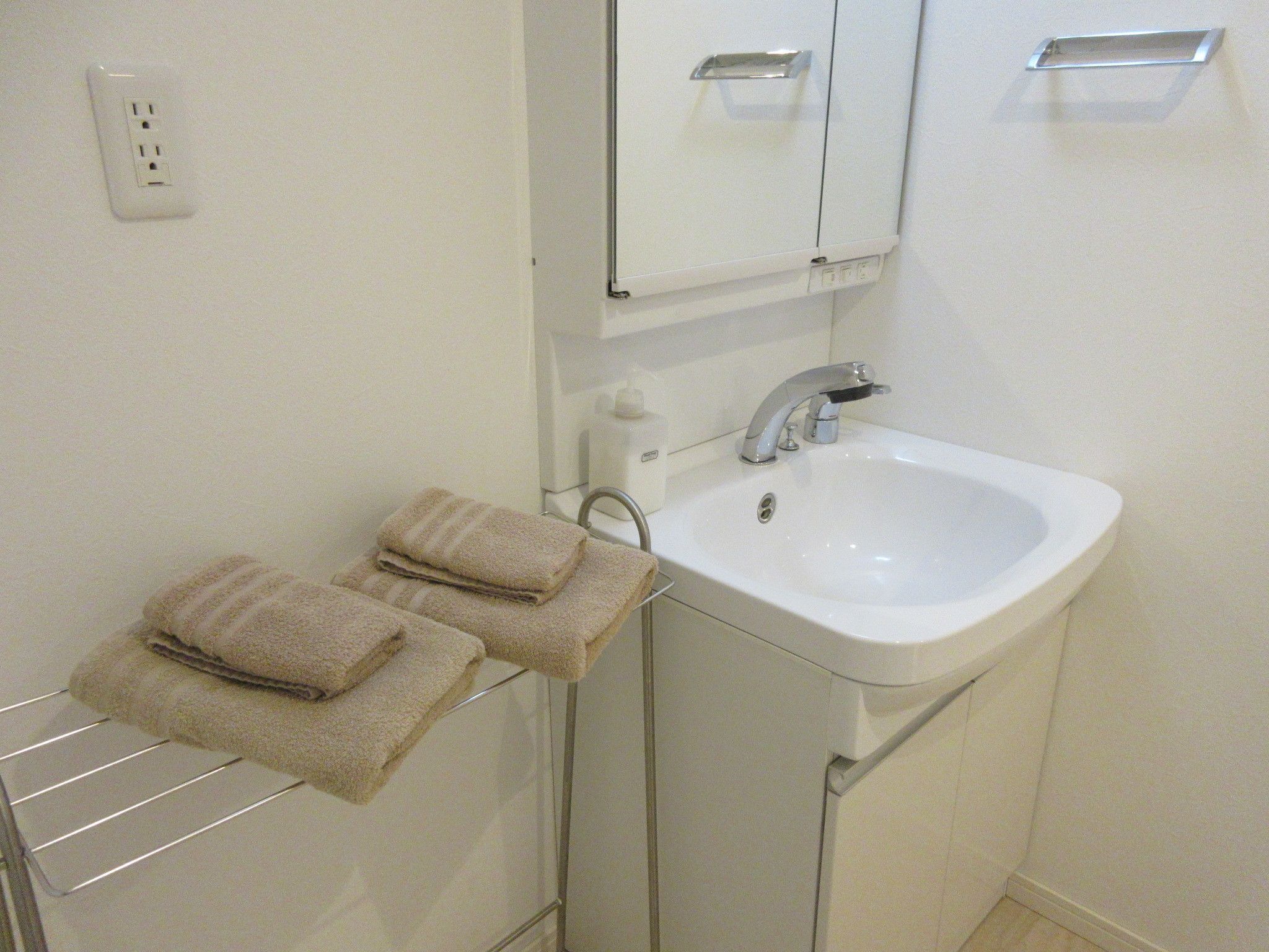 twin room for 1 guest | bathroom | combined shower/bathtub, free toiletries, hair dryer, bidet