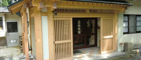 Entrée de l’hébergement