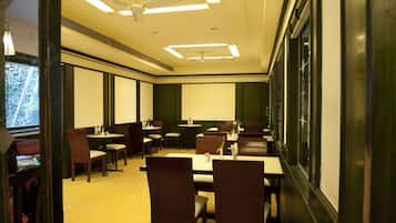 2 間餐廳;多國菜