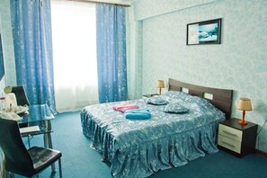 Dobbeltrom – superior | Skrivebord, strykejern/-brett og barnesenger