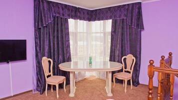 Meja, seterika/papan seterika, katil bayi/kot (surcaj)