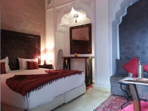 Premium bedding, in-room safe, individually decorated - Riad Kechmara (Marrakech)