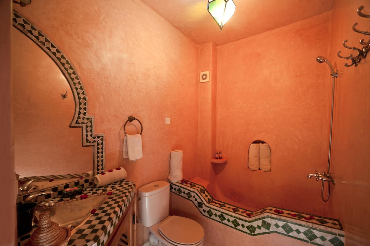 Chambre Triple, salle de bains privée | Salle de bain | Articles de toilette gratuits, sèche-cheveux, serviettes fournies