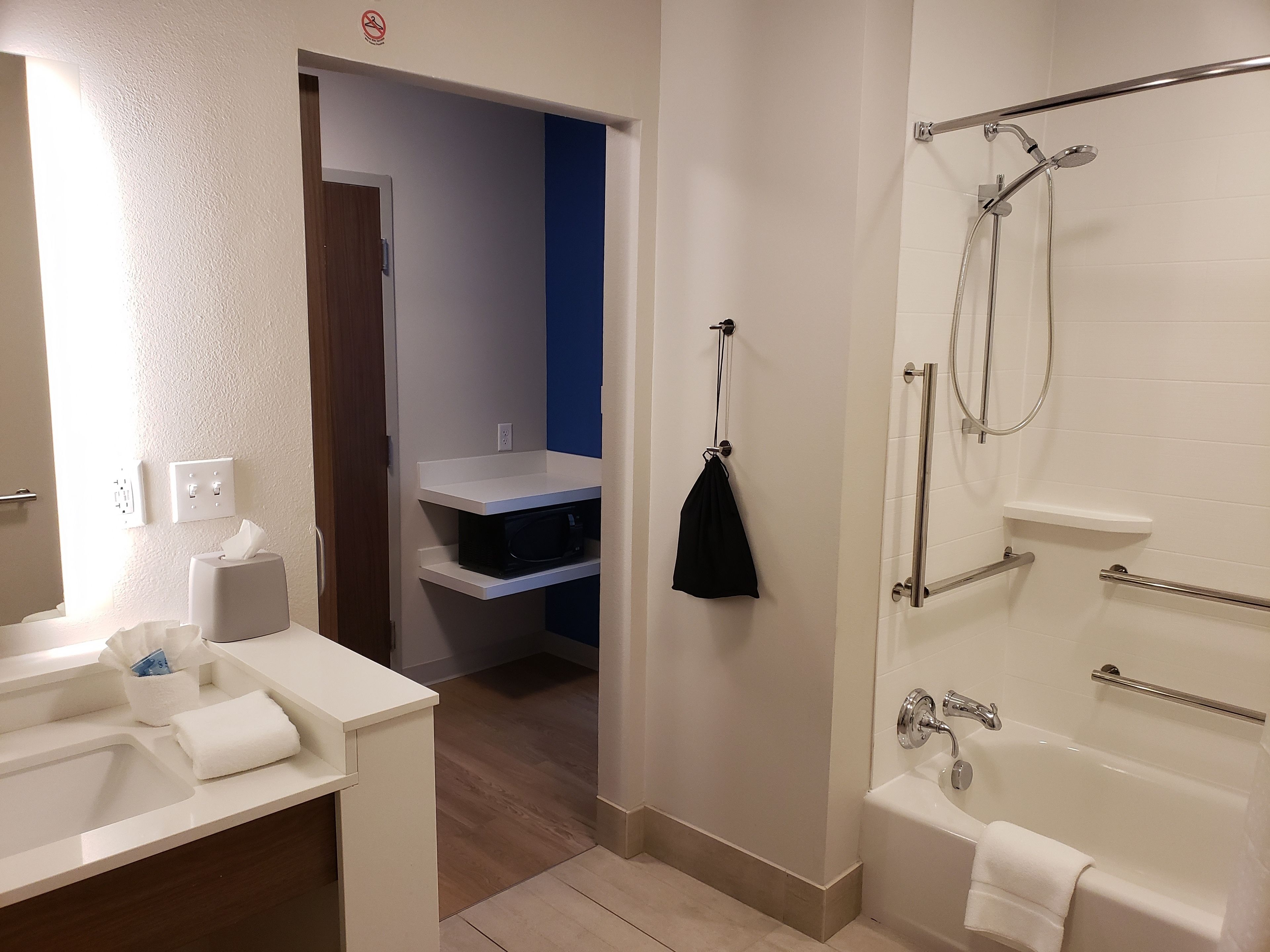 standard room, 2 queen beds, mobility accessible (accessible tub) | bathroom | combined shower/bathtub, free toiletries, hair dryer, towels