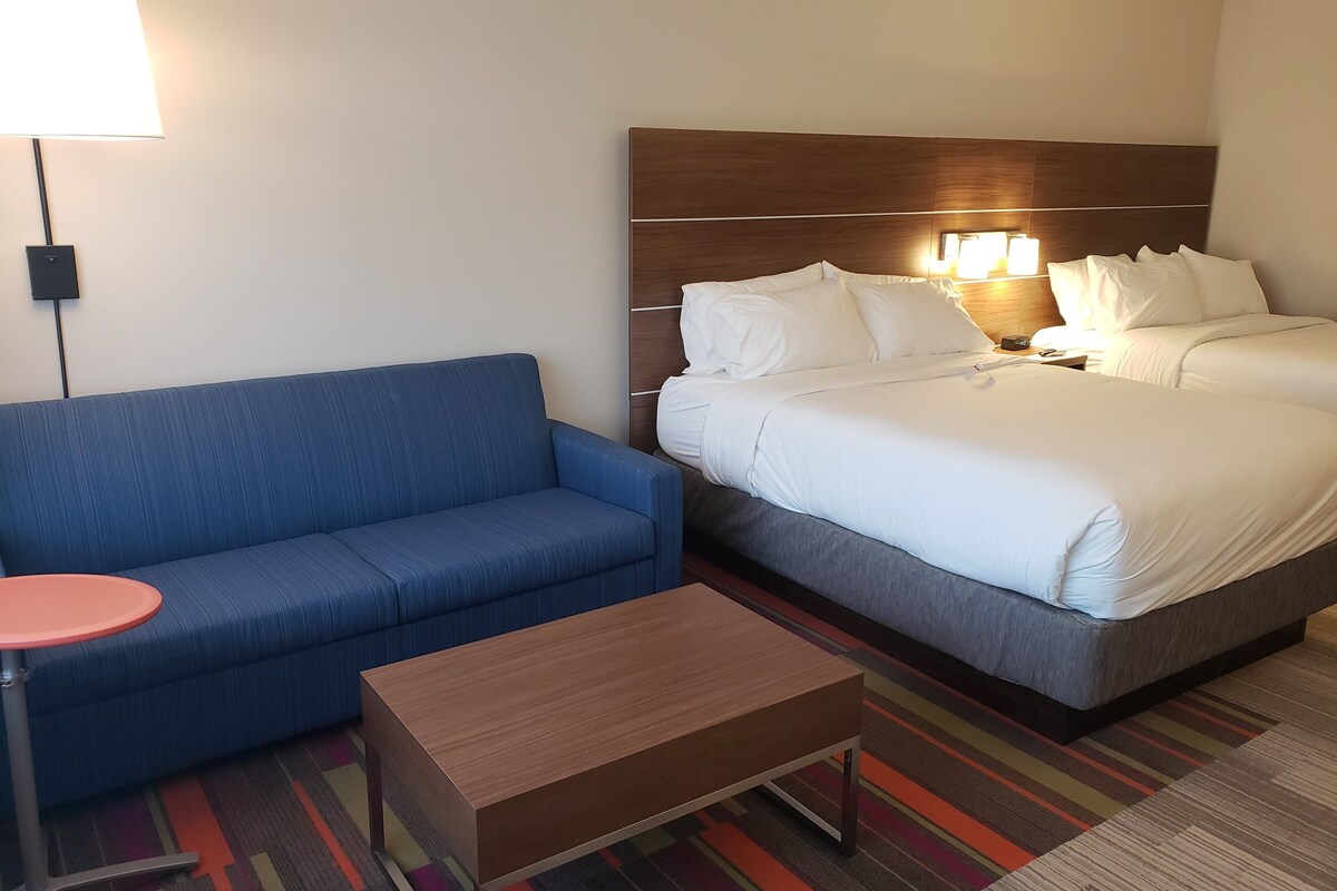 Premium bedding, in-room safe, desk, blackout drapes