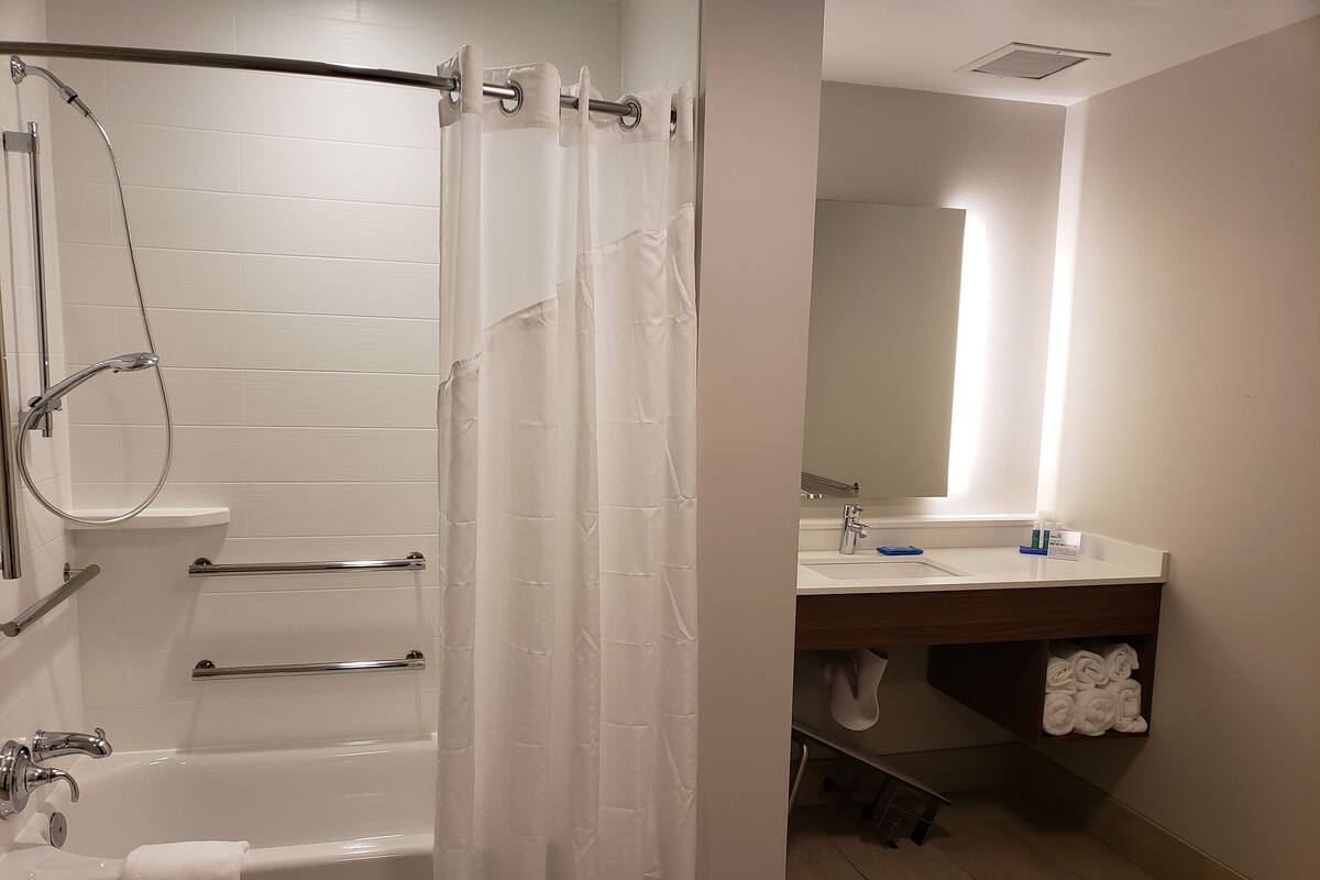 標準客房, 2 張加大雙人床, 無障礙 (Accessible Tub) | 高級寢具、客房內保險箱、書桌、遮光布/窗簾