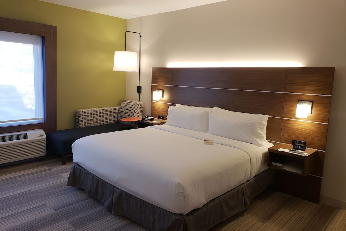 1 bedroom, premium bedding, in-room safe, desk