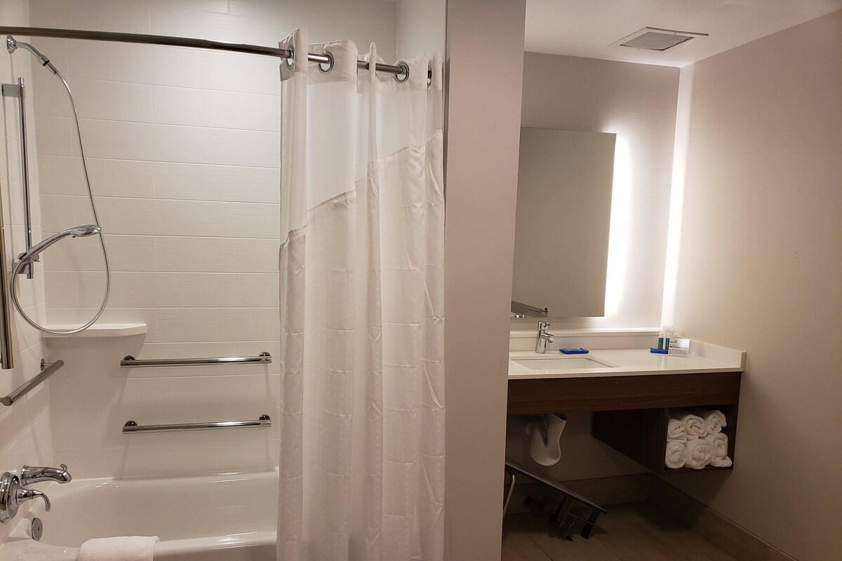 Standard Room, 2 Queen Beds, Accessible (Accessible Tub) | Premium bedding, in-room safe, desk, blackout drapes