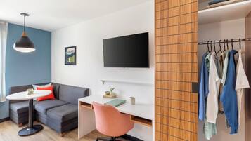 Studio, 2 Queen-Betten, Nichtraucher | Wohnbereich | Flachbildfernseher