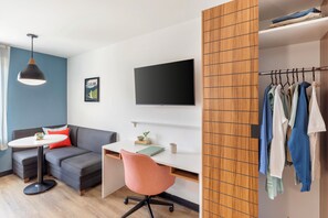 สตูดิโอ, เตียงควีนไซส์ 2 เตียง, ปลอดบุหรี่ | บริเวณนั่งเล่น | ทีวีจอแบน