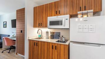 Studio, 2 grands lits, non-fumeurs | Cuisine privée | Grand réfrigérateur, micro-ondes, plaque de cuisson