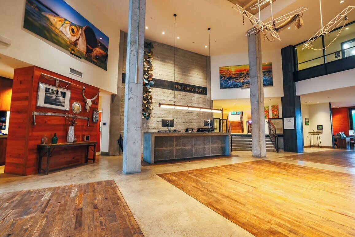 2 bars/lounges, 2 poolside bars