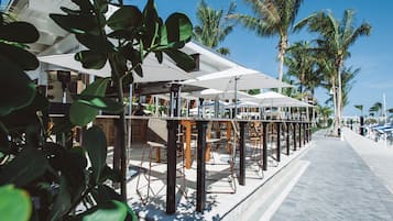 Bar junto a la piscina