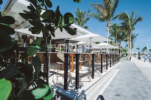 Bar junto a la alberca