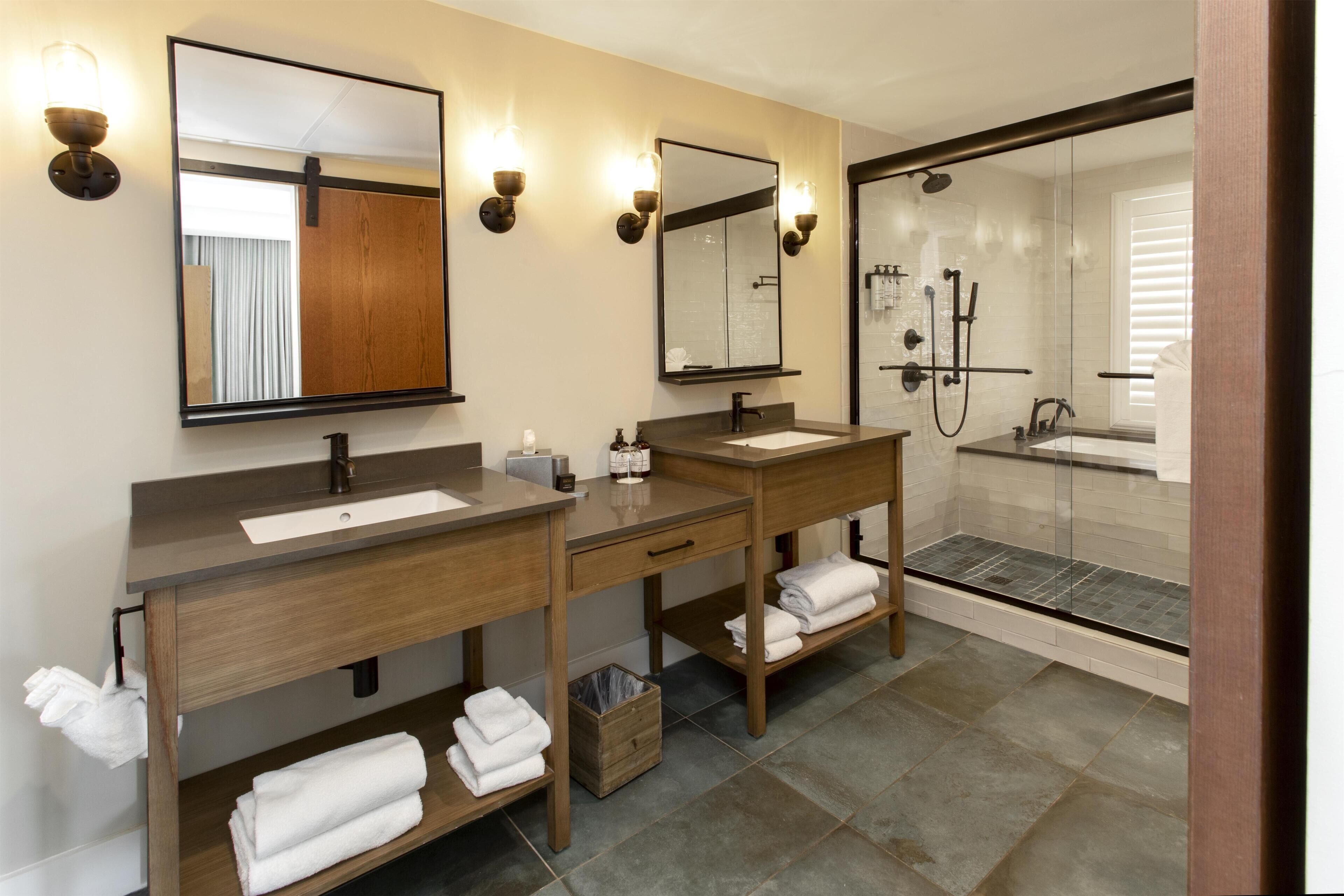 Suite Grand | Baño | Regadera, amenidades de baño de diseñador, secadora de cabello, batas 