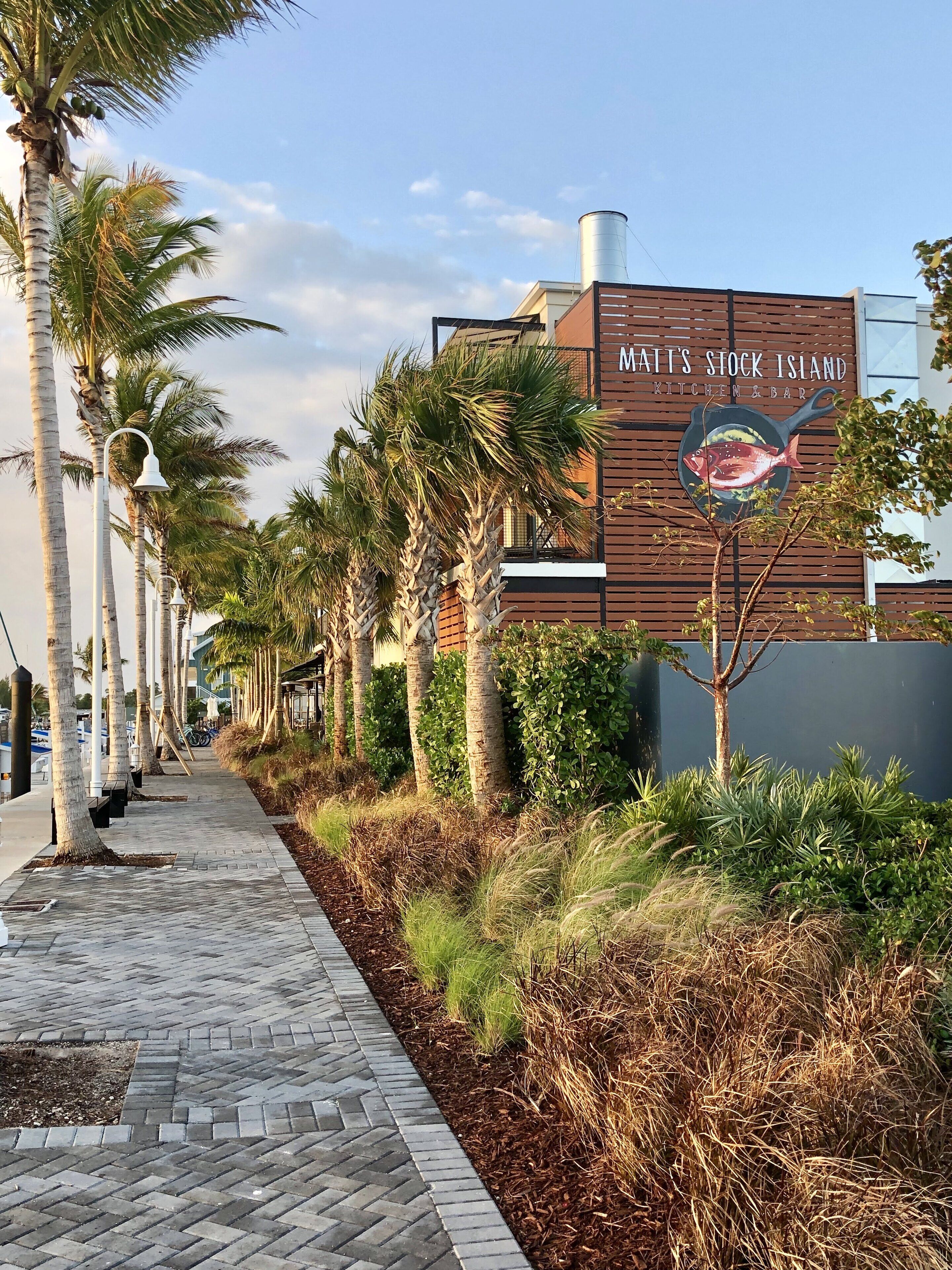 2 restaurants, breakfast, lunch, dinner served; seafood