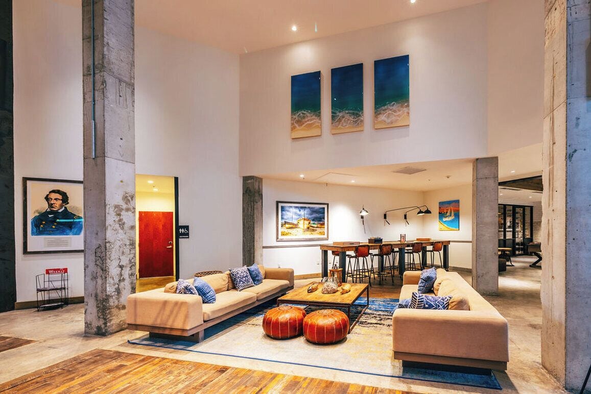 2 bars/lounges, 2 poolside bars