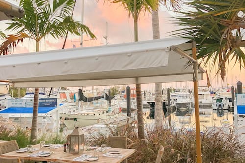2 restaurants, breakfast, lunch, dinner served; seafood