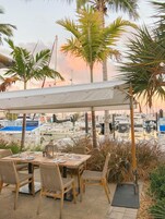 2 restaurantes; se sirve desayuno, almuerzo y cena; mariscos