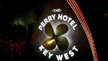 Letrero del Hotel Perry Key West, con diseño de hélice e iluminación.