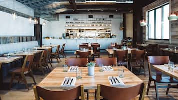 2 restaurants; breakfast, lunch, and dinner served