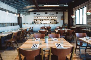 2 restaurants; breakfast, lunch, and dinner served