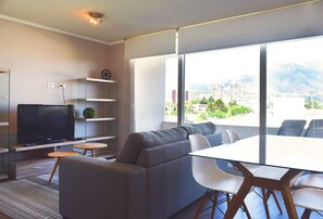 Een 42-inch flatscreentelevisie met kabelzenders en een televisie