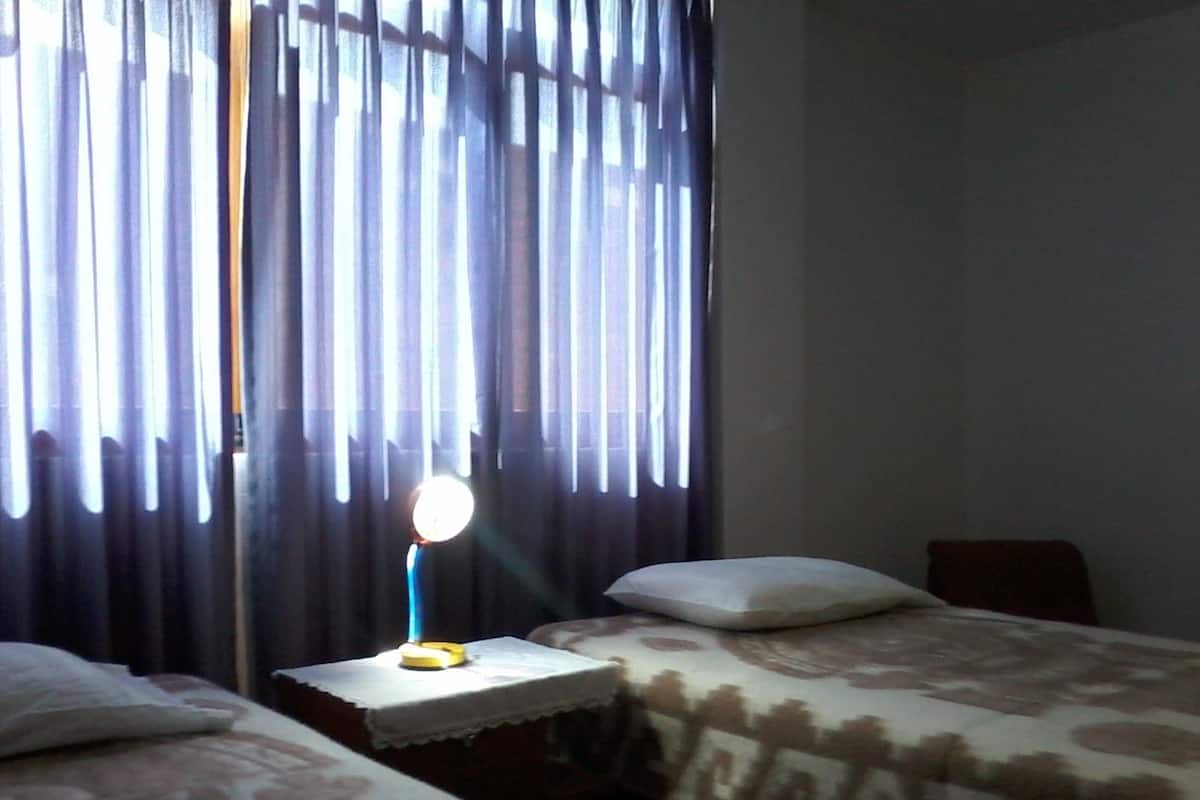 ห้องทวิน, เตียงเดี่ยว 2 เตียง, ห้องน้ำรวม | โต๊ะทำงาน, เตารีด/โต๊ะรีดผ้า, เตียงเสริม/เปล, Wi-Fi ฟรี