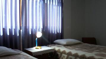 Quarto duplo, 2 camas de solteiro, banheiro compartilhado | Escrivaninha, ferros/tábuas de passar roupa