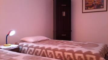 Chambre avec lits jumeaux, 2 lits une place, salle de bains commune