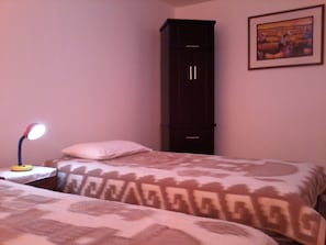 Desk, iron/ironing board, rollaway beds, free WiFi - Royal Sweet Dreams Airport B&B (Lima)