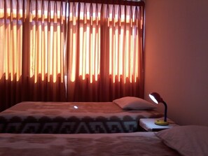 Escritorio, tabla de planchar con plancha y camas plegables/adicionales