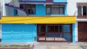 Vista frontal de la propiedad