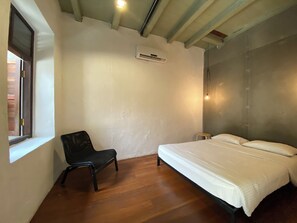 Double Room with Shared Bathroom | Premium bedding, iron/ironing board, free WiFi, bed sheets - The Frame Guesthouse - Hostel (George Town)