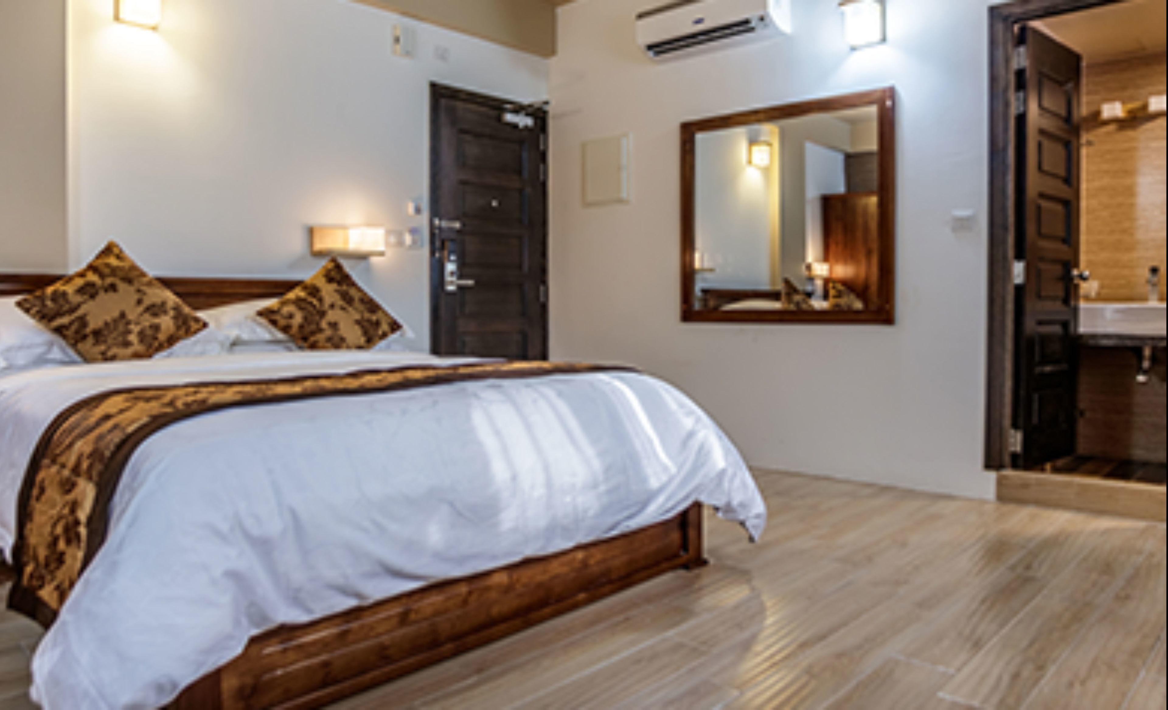 Minibar, caja de seguridad en la habitación y escritorio 