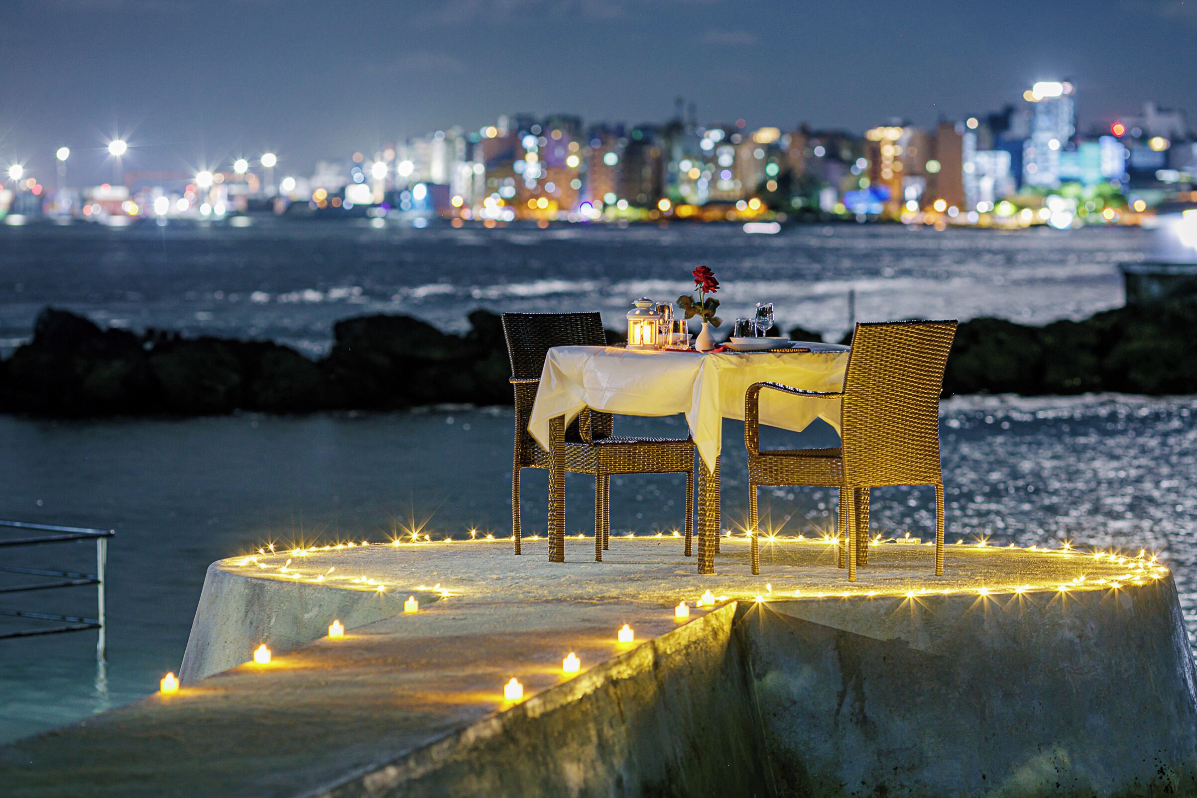 Breakfast, lunch, dinner served; international cuisine 