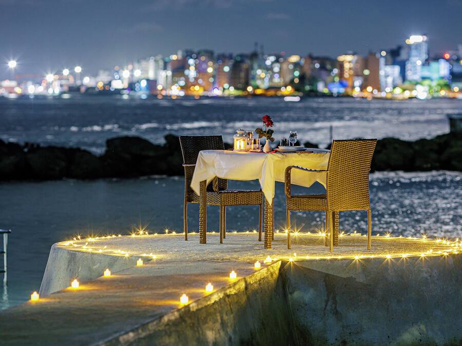 Breakfast, lunch, dinner served; international cuisine