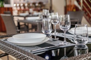 供应早餐、午餐和晚餐，国际美食