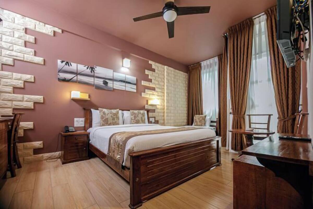 Minibar, caja de seguridad en la habitación y escritorio 
