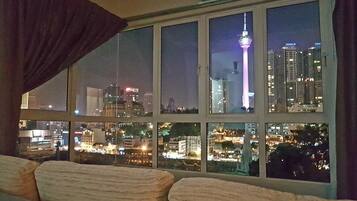 Habitación Premium (2 Pax Only) | Zona de estar | Una televisión LED