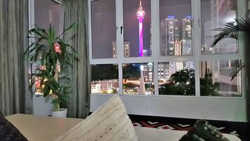 Habitación Premium (2 Pax Only) | Zona de estar | Una televisión LED