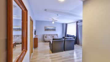 Suite Confort | Sala de estar | Una televisión LCD